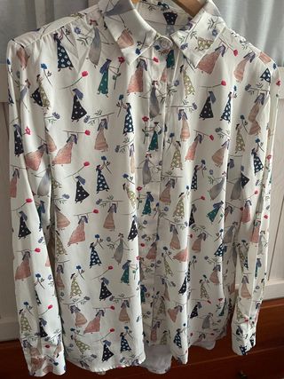 Blusa estampada con figuras de mujeres