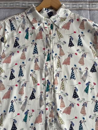 Blusa estampada con figuras de mujeres