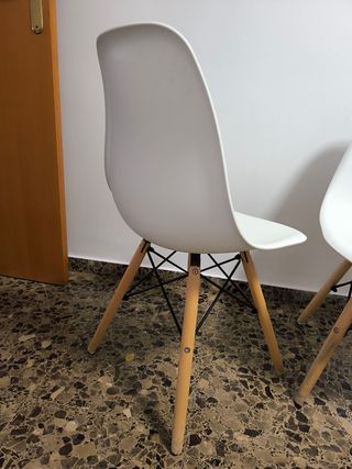 3 Sillas Blancas Plástico y Madera