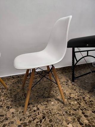 3 Sillas Blancas Plástico y Madera