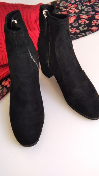 Botines Zara en ante Negro. Talla 38 .Muy cómodos.