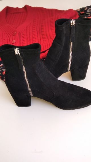 Botines Zara en ante Negro. Talla 38 .Muy cómodos.