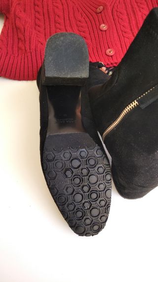 Botines Zara en ante Negro. Talla 38 .Muy cómodos.