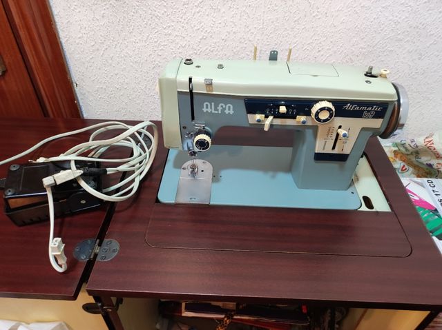Máquina de coser con mueble alfamatic 109