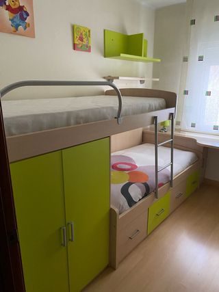 Cama litera con armario, escritorio y estanterías 