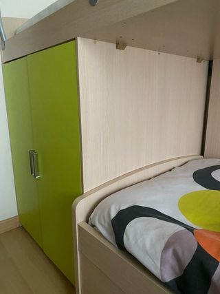 Cama litera con armario, escritorio y estanterías 
