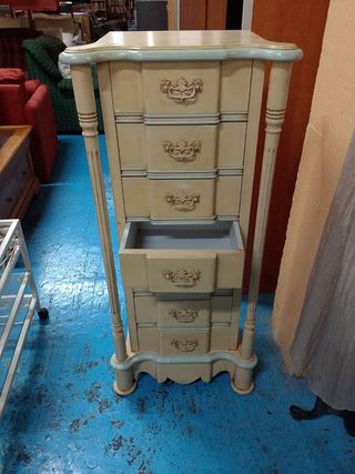 Cómoda oalta beige con detalles azules