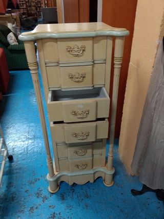 Cómoda oalta beige con detalles azules