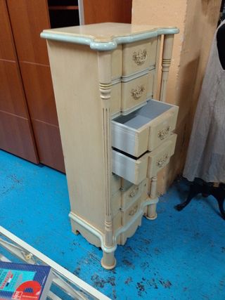 Cómoda oalta beige con detalles azules