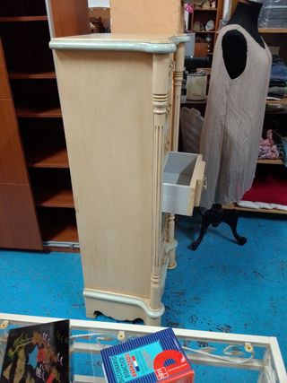 Cómoda oalta beige con detalles azules