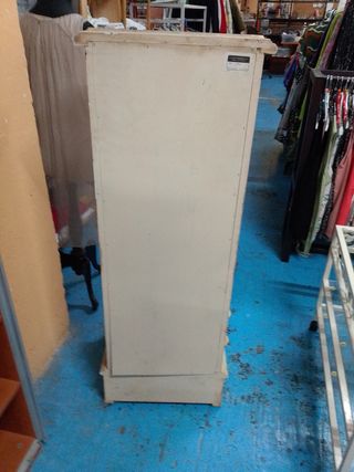 Cómoda oalta beige con detalles azules