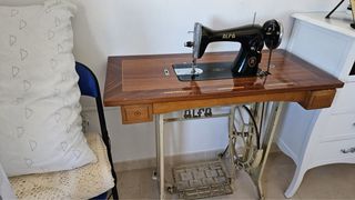 Máquina de coser Alfa antigua manual