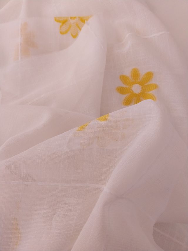 Visillo blanco con flores amarillas (2 retales)