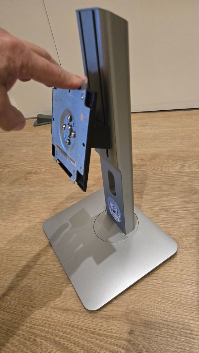 Base elevable y giratoria para monitor