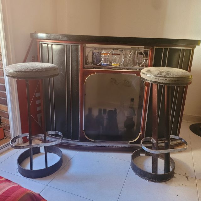 Barra de bar con 2 taburetes