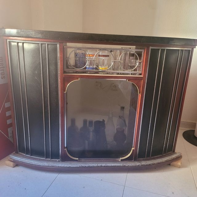 Barra de bar con 2 taburetes