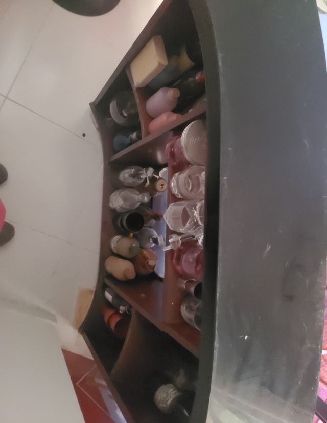 Barra de bar con 2 taburetes