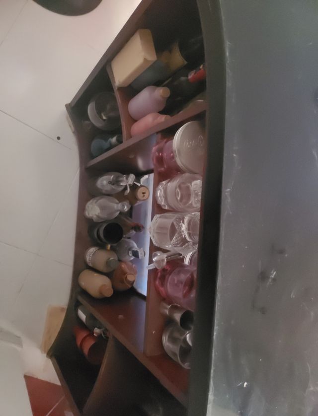 Barra de bar con 2 taburetes