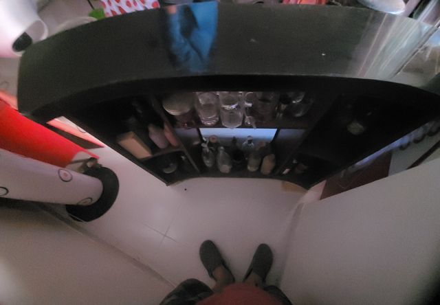 Barra de bar con 2 taburetes