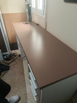 Escritorio con cajonera y estantería