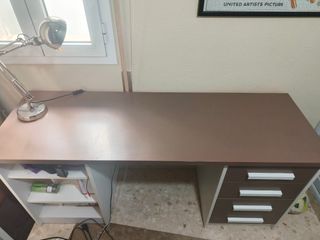 Escritorio con cajonera y estantería