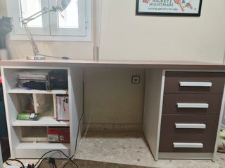 Escritorio con cajonera y estantería