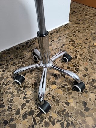 Taburete giratorio beige y plateado