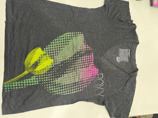 Camiseta Roxy Gris con Diseño Floral