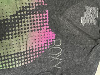 Camiseta Roxy Gris con Diseño Floral