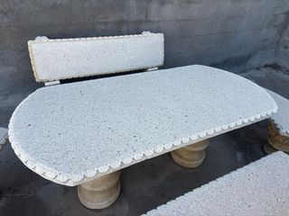 Conjunto mesa y bancos de mármol