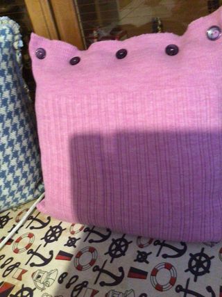 Dos cojines decorativos azul y rosa