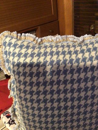 Dos cojines decorativos azul y rosa