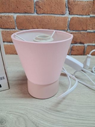 Lampara de mesa de color rosa