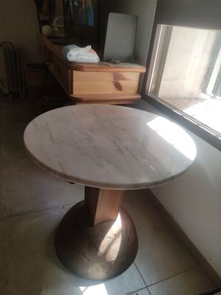Mesa redonda artesanal mármol y madera