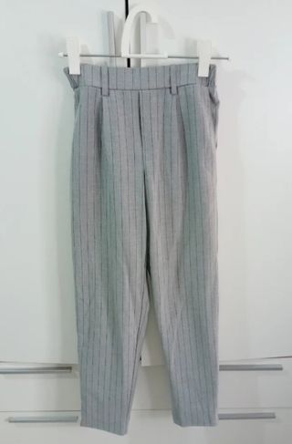 Pantalón gris de vestir con rayas