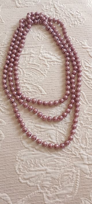 Collar perlado tono lila brillante