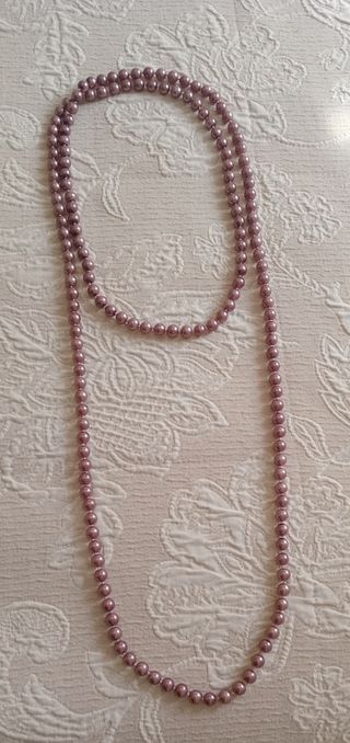 Collar perlado tono lila brillante
