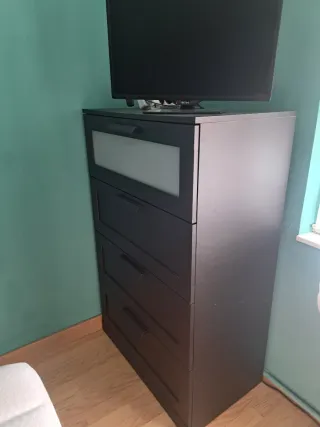 Cómoda negra de madera IKEA