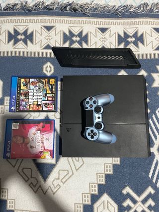 PS4 (PlayStation 4) con 2 juegos