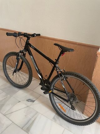Bicicleta de montaña negra
