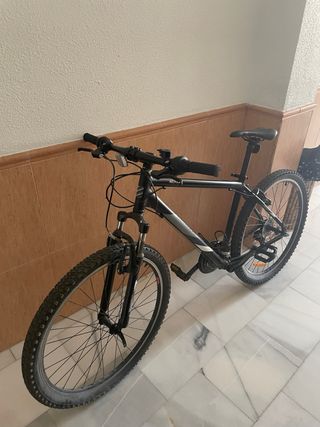 Bicicleta de montaña negra