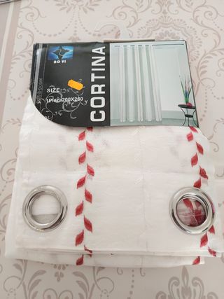 Cortina blanca con hilera hojas rojas
