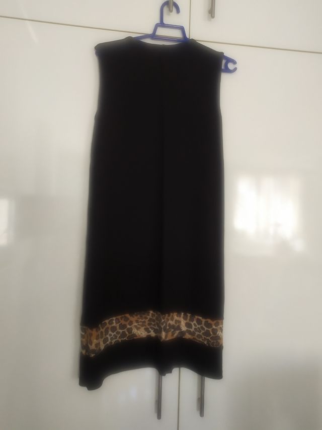 Vestido negro con estampado de leopardo