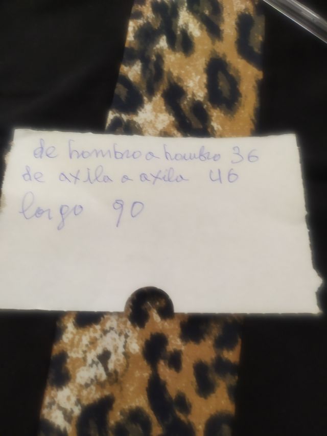 Vestido negro con estampado de leopardo
