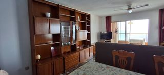 Mueble aparador de madera y cristal