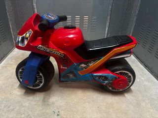 Moto correpasillos roja y azul Marca Molto