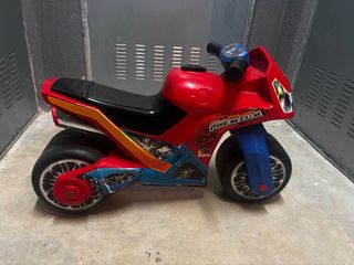 Moto correpasillos roja y azul Marca Molto
