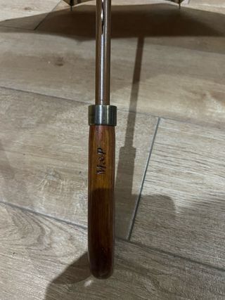 Paraguas de mujer grande beige y granate. 