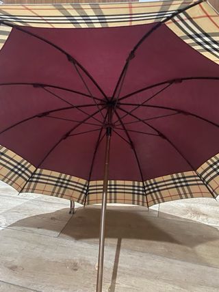Paraguas de mujer grande beige y granate. 