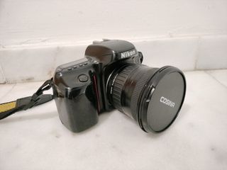 Cámara Nikon F50 con objetivo Cosina 19-35mm